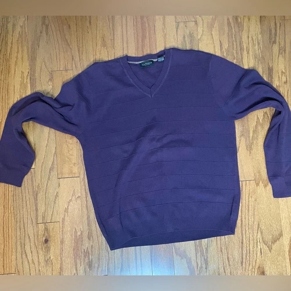 Van Heusen- Men's Purple V-Neck Sweater‎ Size M